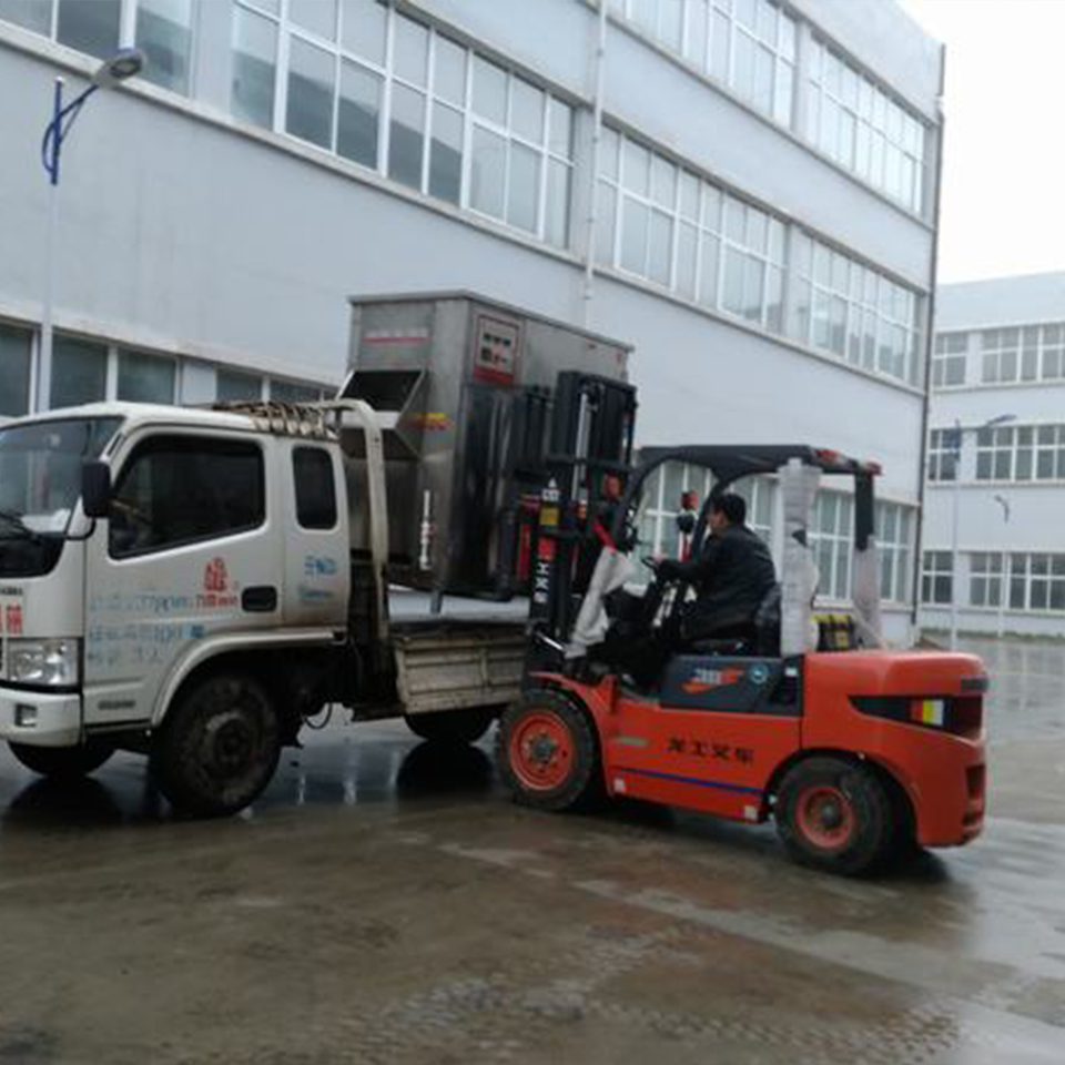 宝鸡风雨无阻，发往山东枣庄的自动脱毛机装车实拍图片